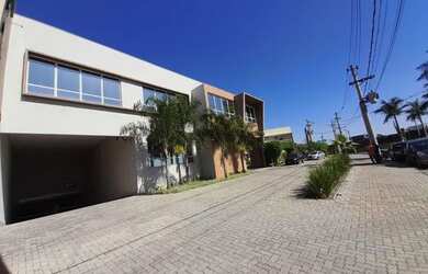 Imagem: O depósito possui 2 Vagas na garagem e 80m² de Área e está