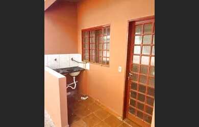 Imagem: A casa possui 1 Dormitório e 1 Banheiro e está localizado