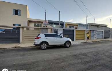 Imagem: A casa possui 3 Dormitórios, 3 Banheiros, 3 Vagas na garagem