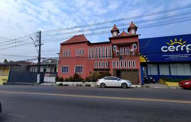 Imagem: A casa possui 5 Dormitórios, 5 Banheiros, 2 Vagas na garagem