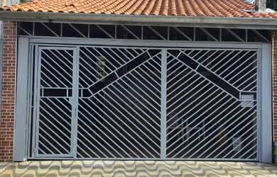 Imagem: A casa possui 2 Dormitórios, 2 Banheiros, 2 Vagas na garagem