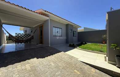 Imagem: A casa possui 3 Dormitórios, 2 Banheiros, 2 Vagas na garagem