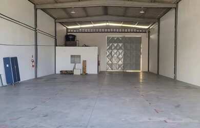 Imagem: O depósito possui 5 Vagas na garagem, 311m² de Área e está