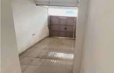 Imagem: A casa possui 3 Dormitórios, 2 Banheiros, 1 Vaga na garagem