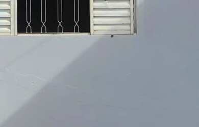 Imagem: A casa possui 2 Dormitórios, 1 Banheiro, 2 Vagas na garagem