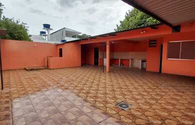 Imagem: A casa possui 3 Dormitórios, 2 Banheiros, 5 Vagas na garagem