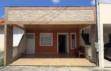 Imagem: A casa em condomínio possui 2 Dormitórios, 1 Banheiro, 2 Vagas