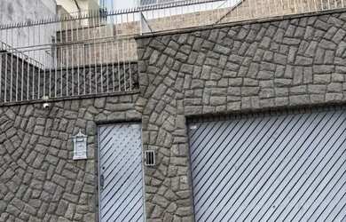 Imagem: A casa possui 4 Dormitórios, 1 Banheiro, 1 Vaga na garagem