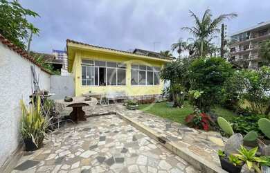 Imagem: A casa possui 5 Dormitórios, 3 Banheiros, 4 Vagas na garagem