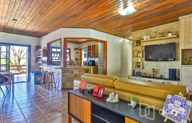 Imagem: A casa possui 2 Dormitórios, 2 Banheiros, 2 Vagas na garagem