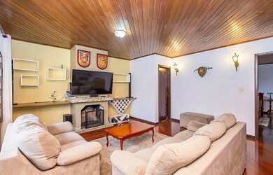 Imagem: A casa possui 4 Dormitórios, 5 Banheiros, 5 Vagas na garagem