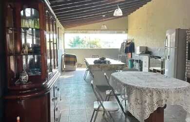 Imagem: A casa possui 2 Dormitórios e 1 Banheiro e está localizado