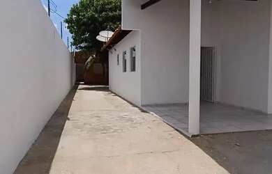 Imagem: A casa possui 3 Dormitórios, 2 Banheiros, 4 Vagas na garagem