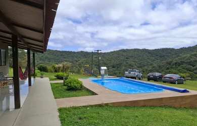 Imagem: A pousada chalé possui 3 Dormitórios, Acomodam 13 pessoas