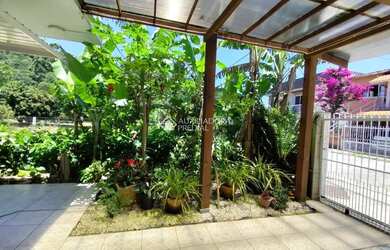 Imagem: A casa possui 5 Dormitórios, 4 Banheiros, 300m² de Área