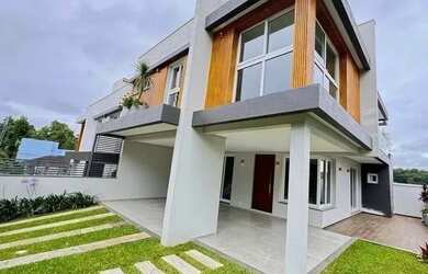 Imagem: A casa possui 3 Dormitórios, 3 Banheiros, 2 Vagas na garagem