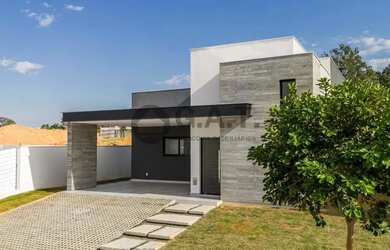 Imagem: A casa em condomínio possui 3 Dormitórios, 2 Banheiros, 4