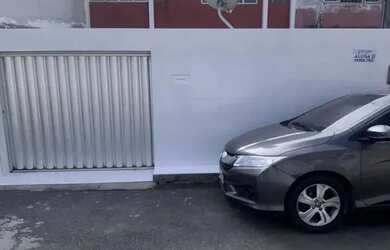 Imagem: A casa possui 3 Dormitórios, 1 Banheiro, 3 Vagas na garagem