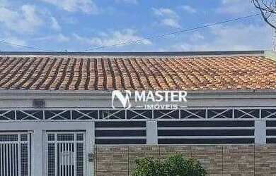 Imagem: A casa possui 3 Dormitórios, 2 Banheiros, 1 Vaga na garagem