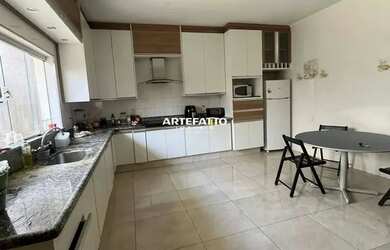 Imagem: A casa possui 4 Dormitórios, 3 Banheiros, 5 Vagas na garagem