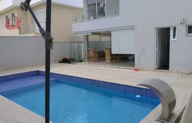 Imagem: A casa possui 4 Dormitórios, 5 Banheiros, 5 Vagas na garagem