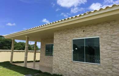 Imagem: A casa possui 3 Dormitórios, 2 Banheiros, 2 Vagas na garagem