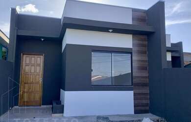 Imagem: A casa possui 2 Dormitórios, 1 Banheiro, 2 Vagas na garagem