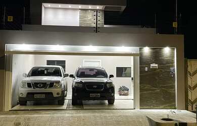 Imagem: A casa possui 3 Dormitórios, 2 Banheiros, 3 Vagas na garagem