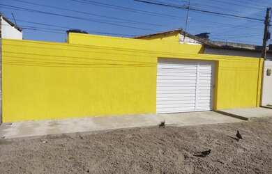 Imagem: A casa possui 3 Dormitórios, 2 Banheiros, 3 Vagas na garagem
