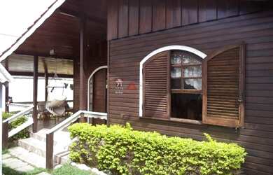 Imagem: A casa possui 3 Dormitórios, 1 Banheiro, 2 Vagas na garagem