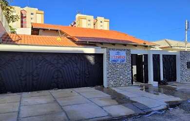 Imagem: A casa possui 4 Dormitórios, 5 Banheiros, 4 Vagas na garagem