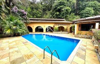 Imagem: A casa possui 4 Dormitórios, 5 Banheiros, 5 Vagas na garagem