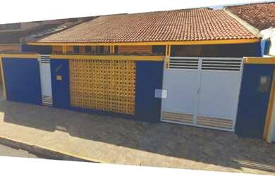 Imagem: A casa possui 5 Dormitórios, 5 Banheiros, 3 Vagas na garagem