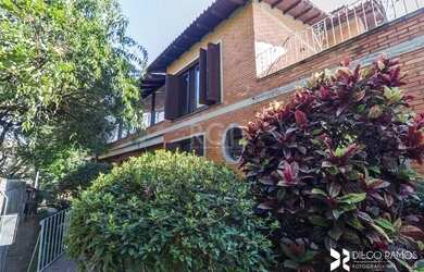 Imagem: A casa possui 4 Dormitórios, 5 Banheiros, 5 Vagas na garagem