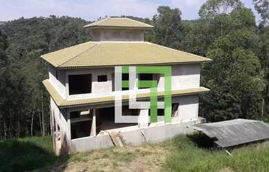 Imagem: A casa em condomínio possui 4 Dormitórios, 5 Banheiros, 4