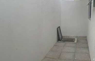 Imagem: A casa possui 3 Dormitórios, 1 Banheiro, 1 Vaga na garagem