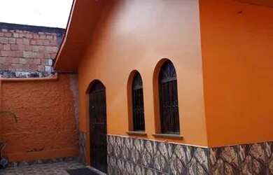 Imagem: A casa possui 3 Dormitórios, 3 Banheiros, 4 Vagas na garagem