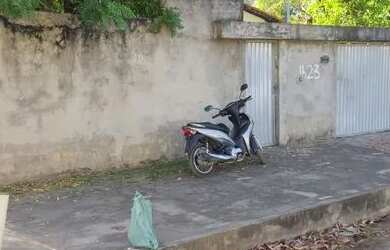 Imagem: A casa possui 3 Dormitórios, 2 Banheiros, 4 Vagas na garagem