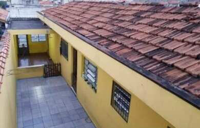 Imagem: A casa possui 3 Dormitórios, 1 Banheiro, 2 Vagas na garagem