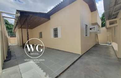 Imagem: A casa possui 3 Dormitórios, 1 Banheiro, 2 Vagas na garagem