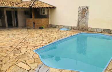 Imagem: A casa possui 4 Dormitórios, 5 Banheiros, 4 Vagas na garagem