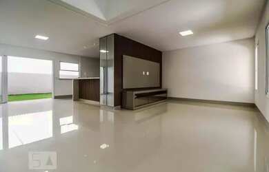 Imagem: A casa em condomínio possui 4 Dormitórios, 5 Banheiros, 2