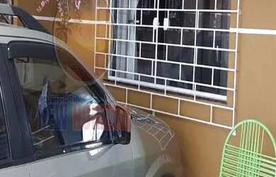 Imagem: A casa possui 2 Dormitórios, 1 Banheiro, 2 Vagas na garagem