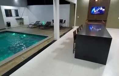 Imagem: A casa possui 3 Dormitórios, 2 Banheiros, 2 Vagas na garagem