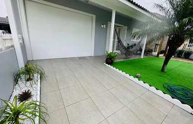 Imagem: A casa possui 3 Dormitórios, 2 Banheiros, 3 Vagas na garagem