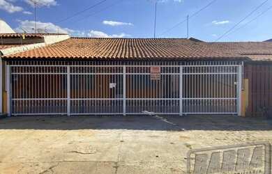 Imagem: A casa possui 4 Dormitórios, 2 Banheiros, 3 Vagas na garagem