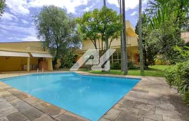 Imagem: A casa possui 4 Dormitórios, 5 Banheiros, 5 Vagas na garagem