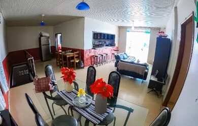 Imagem: A casa possui 3 Dormitórios, 3 Banheiros, 4 Vagas na garagem