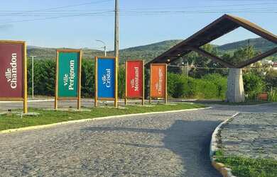 Imagem: A casa possui 3 Dormitórios, 3 Vagas na garagem e está localizado