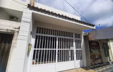 Imagem: A casa possui 3 Dormitórios, 3 Banheiros, 1 Vaga na garagem